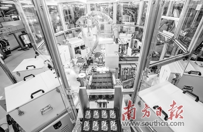 vivo對新研發(fā)的手機(jī)進(jìn)行按鍵點(diǎn)擊壽命測試。