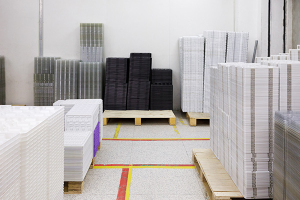 跟著蘋果中國(guó)掌門探秘手機(jī)代工廠：機(jī)器貼膜，蘋果工程師常駐