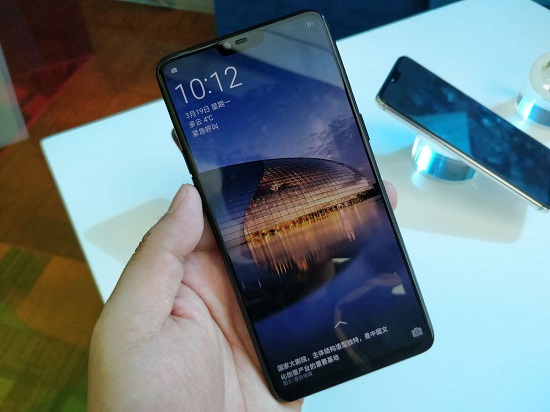 OPPO R15系列發(fā)布：90%屏占比異形全面屏，2999元起售