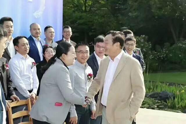 任正非為金牌員工頒獎100萬