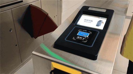 抱著四部手機(jī)坐了12次地鐵公交：刷iPhone才是最好的體驗(yàn)