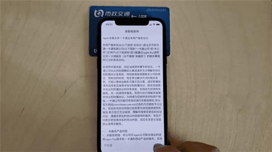 抱著四部手機(jī)坐了12次地鐵公交：刷iPhone才是最好的體驗(yàn)