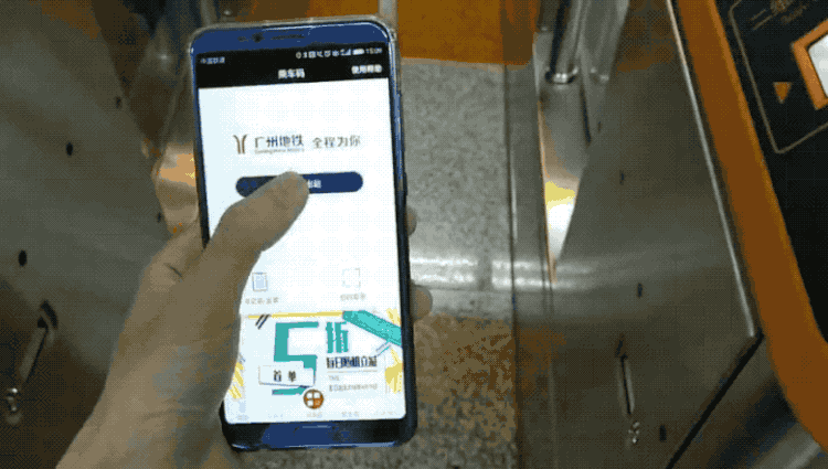 抱著四部手機(jī)坐了12次地鐵公交：刷iPhone才是最好的體驗(yàn)