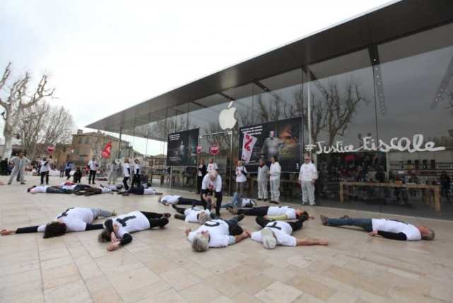 數(shù)十人在法國蘋果零售店&ldquo;躺尸&rdquo; 抗議蘋果偷稅漏稅