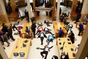 數(shù)十人在法國蘋果零售店“躺尸” 抗議蘋果偷稅漏稅