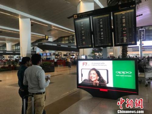 印度人鐘愛(ài)中國(guó)手機(jī) &ldquo;橙綠藍(lán)紅&rdquo;各領(lǐng)風(fēng)騷