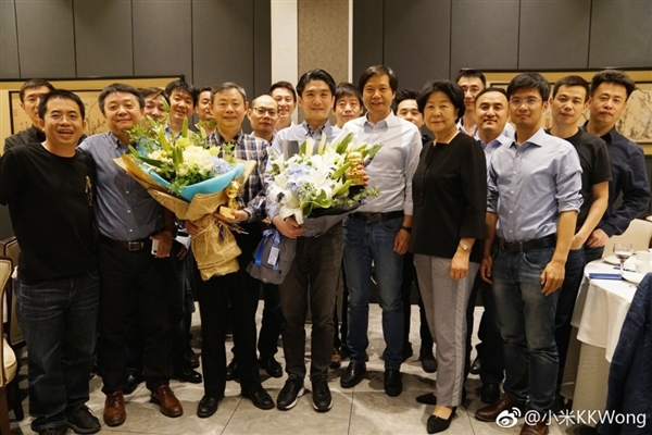 小米兩位創(chuàng)始人離開：雷軍歡送場面感人