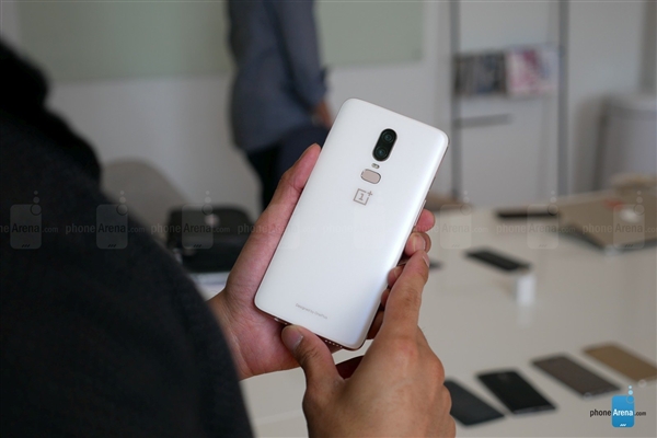 一加手機(jī)6在海外先行發(fā)布：驍龍 845、劉海屏，保留耳機(jī)孔