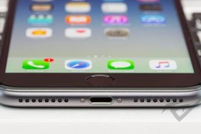 蘋果自研電源管理芯片成功，戴樂格半導體丟單，股價腰斬50%