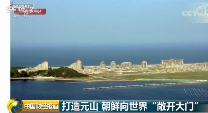 朝鮮“智能手機(jī)”火了:滿街都是“低頭族”