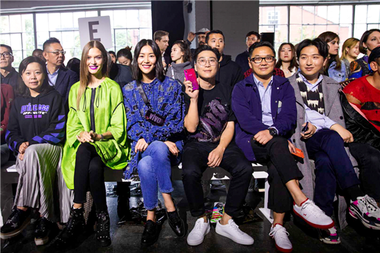 光感美學(xué)亮相紐約，vivo X23登上紐約時(shí)裝周T臺(tái)