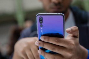 為重燃市場(chǎng) 智能手機(jī)巨頭押寶可折疊屏幕和更多攝像頭