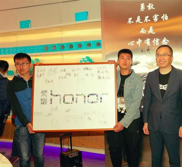 榮耀一千零一店風(fēng)變 全國首家真正意義上的潮玩體驗館來了