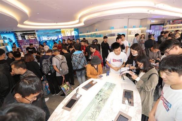 榮耀一千零一店風(fēng)變 全國首家真正意義上的潮玩體驗館來了