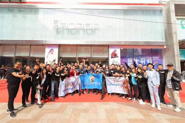 榮耀一千零一店風(fēng)變 全國首家真正意義上的潮玩體驗館來了