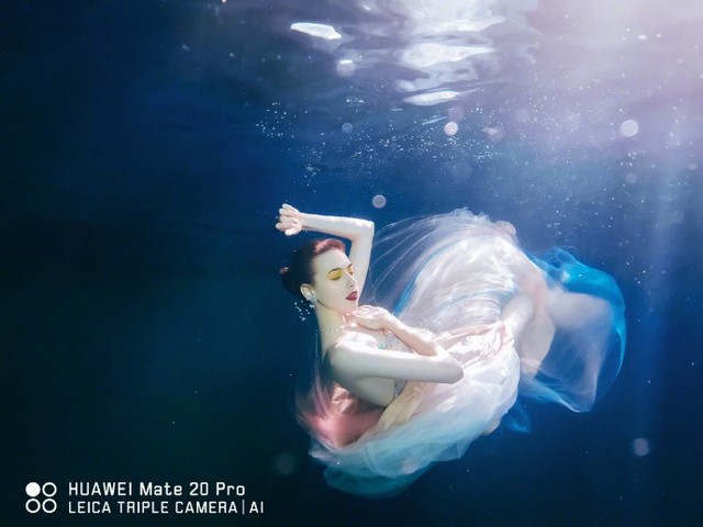 華為Mate20系列上手 &ldquo;浴霸&rdquo;鏡頭欲罷不能