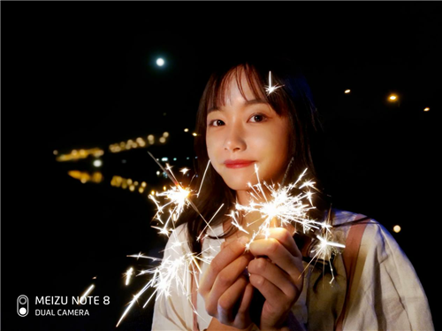 魅族X8首發(fā)開售，1298元魅族Note8爭當(dāng)國民拍照手機(jī)