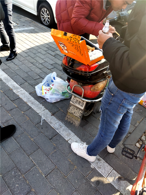 錘子供應商的討債路：吃著盒飯、輪班倒