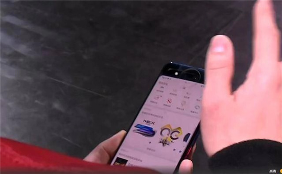 《人生飛馳》劇組開進KPL總決賽 主演尹正手持NEX雙屏版現(xiàn)場放大招