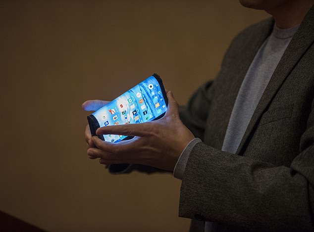 CES 2019:中國廠商柔宇科技展示可折疊手機