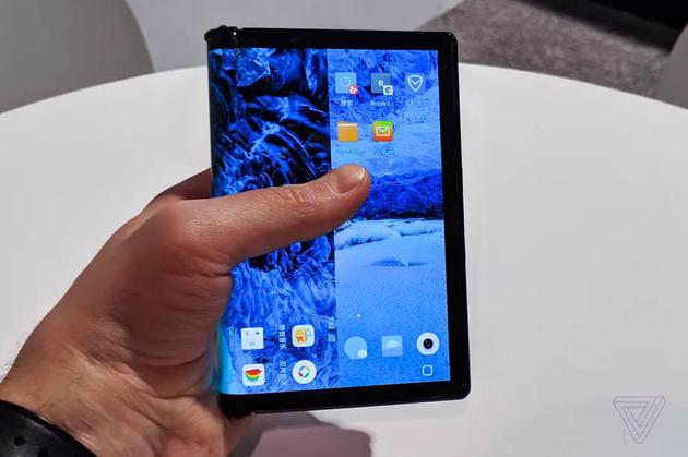 柔宇在CES上展出“柔派”智能手機 外媒并不看好