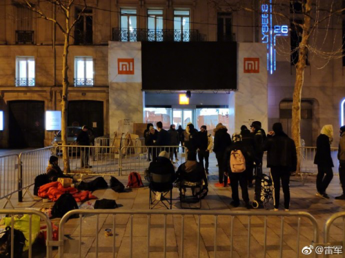 小米法國(guó)巴黎香榭麗舍店明日開業(yè) 米粉凌晨3點(diǎn)排隊(duì)