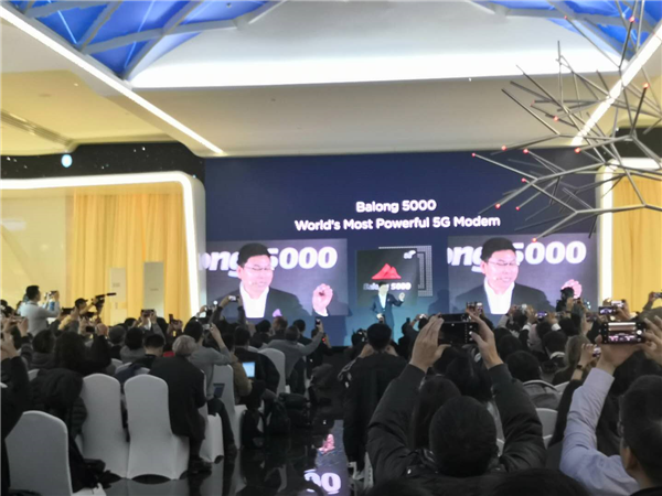 華為5G手機(jī)基帶芯片巴龍5000亮相 余承東稱&ldquo;地表最強(qiáng)&rdquo;