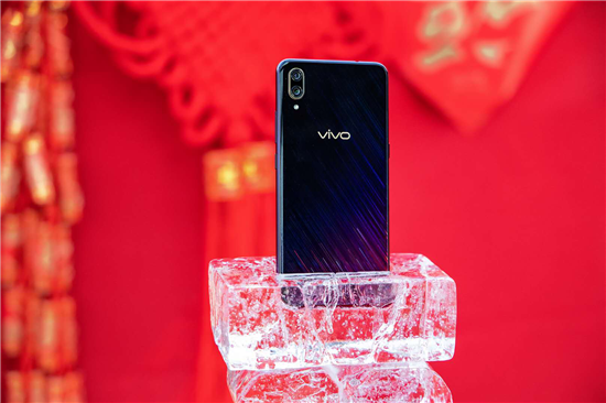 春節(jié)煥顏煥新機(jī) X23幻彩版新配色冰雕錦鯉送祝福