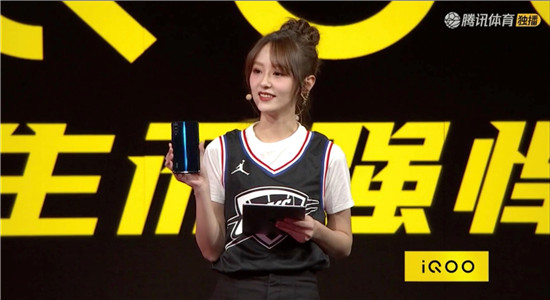 藍(lán)色硬朗線條風(fēng) iQOO真機(jī)現(xiàn)身NBA全明星賽直播間