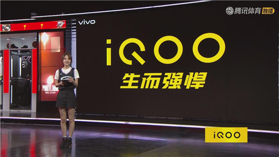 藍(lán)色硬朗線條風(fēng) iQOO真機(jī)現(xiàn)身NBA全明星賽直播間