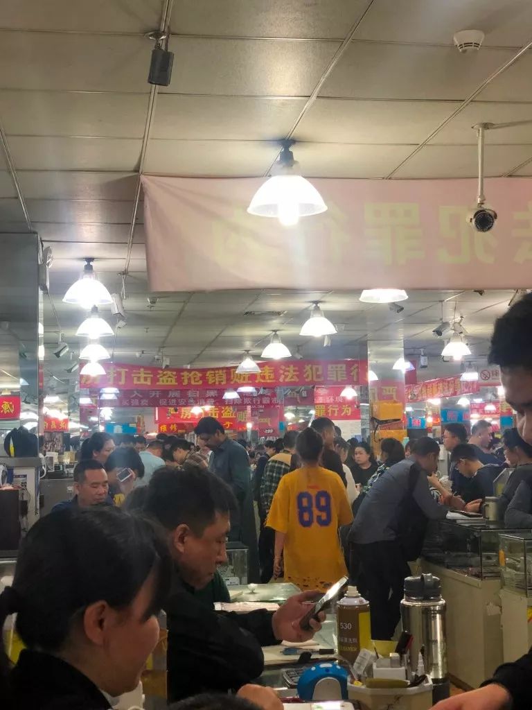 深圳華強(qiáng)北關(guān)鋪潮調(diào)查：有人年入百萬，有人9個(gè)檔口關(guān)至2個(gè)