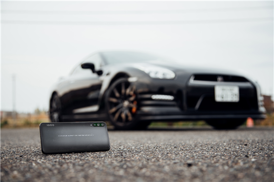 碳纖維紋理精湛工藝 武士黑iQOO決戰(zhàn)鈴鹿賽道