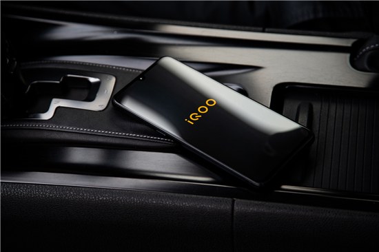 碳纖維紋理精湛工藝 武士黑iQOO決戰(zhàn)鈴鹿賽道