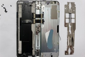 拆解Galaxy Fold顯示內(nèi)部結(jié)構(gòu)很是凌亂