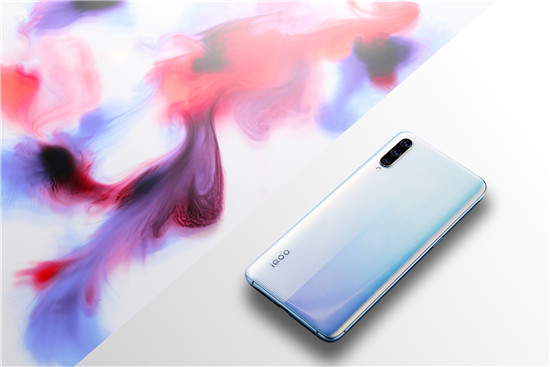 顏值超高羽光白 iQOO新配色生而強悍的美麗綻放