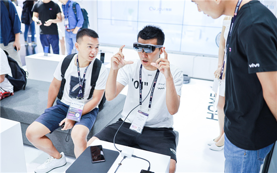 iQOO 5G手機(jī)正式亮相 vivo展出多款5G智慧終端