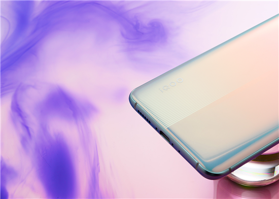 銀翼天使高顏值 iQOO全新羽光白配色明日開售