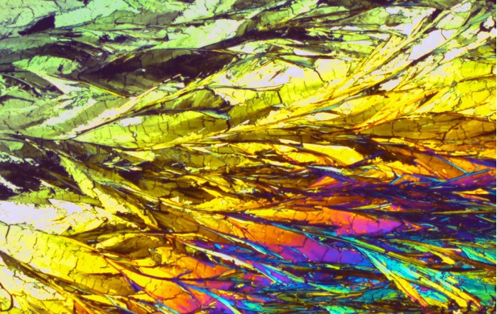 重大突破:科學(xué)家用偏振光讓OLED屏幕功耗降低一倍