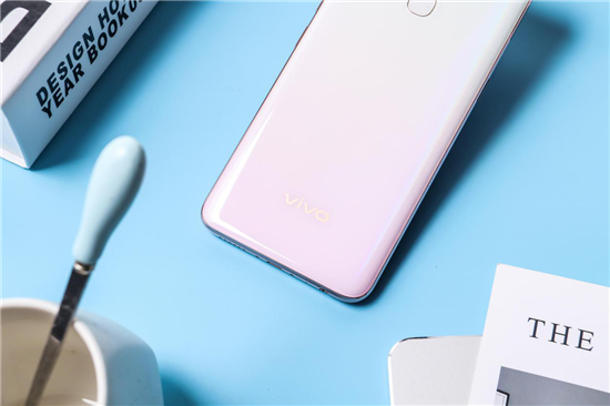 全新漸變色設(shè)計，vivo Z5x幻彩粉再造色彩美學(xué)