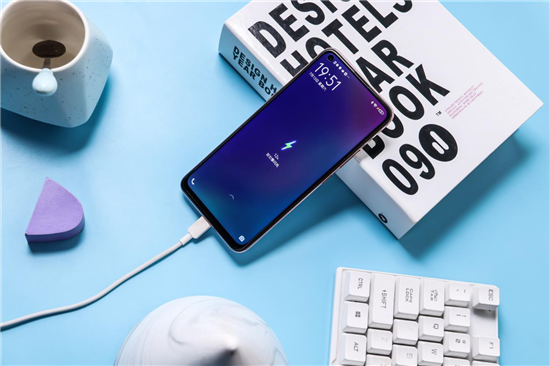 全新漸變色設(shè)計，vivo Z5x幻彩粉再造色彩美學(xué)