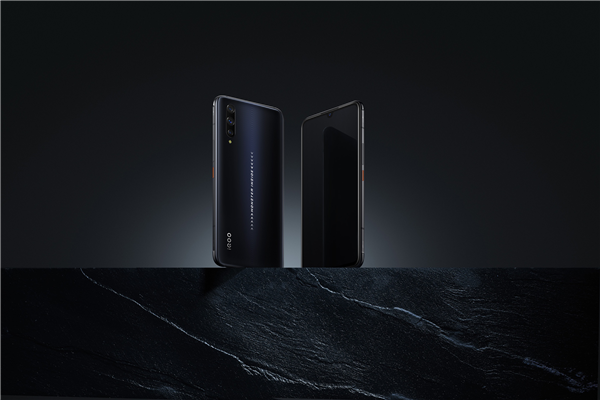 銷售火爆 網(wǎng)友實測iQOO Pro多項數(shù)據(jù)排名第一