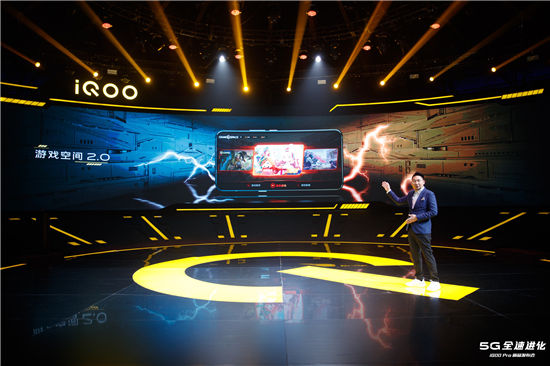 　　2019年是KPL三周年的日子，作為KPL最緊密的合作伙伴，vivo的手機(jī)產(chǎn)品在這三年里一直作為KPL官方比賽用機(jī)與選手一起征戰(zhàn)最高榮耀，每個(gè)熱血沸騰的瞬間都有vivo手機(jī)的身影。從最早的Xplay 6開始，到X20，到vivo NEX，再到X23，vivo不斷完善產(chǎn)品性能的同時(shí)，帶給KPL選手酣暢淋漓的電競(jìng)體驗(yàn)。隨著KPL秋季賽大即將正式拉開帷幕，iQOO Pro作為秋季賽全新官方比賽用機(jī)再次出現(xiàn)在大家的視線當(dāng)中。  　　作為iQOO家族的最新成員，iQOO Pro在延續(xù)生而強(qiáng)悍的品牌基因基礎(chǔ)之上，在性能等多方面均全速進(jìn)化，特別是游戲方面，能提供頂級(jí)的電競(jìng)體驗(yàn)。iQOO Pro搭載了Mo<em></em>nster Touch壓感按鍵、全新游戲空間2.0、4D游戲震感3.0、Mo<em></em>nster Halo 2.0酷炫燈效、以及獨(dú)創(chuàng)的游戲Hi-Fi等功能，使產(chǎn)品的澎湃性能在游戲場(chǎng)景獲得更進(jìn)一步的爆發(fā)。  　　基于iQOO上良好的游戲體驗(yàn)，iQOO Pro對(duì)Mo<em></em>nster Touch壓感按鍵進(jìn)行了全新升級(jí)，按鍵位置向兩邊進(jìn)行了優(yōu)化調(diào)整，使得握持感更出色。同時(shí)只需按壓兩顆Mo<em></em>nster Touch鍵，iQOO Pro即會(huì)啟動(dòng)一鍵變身，喚醒能量爆發(fā)的游戲空間2.0。除此之外，iQOO Pro還配備全新升級(jí)的游戲魔盒，提供強(qiáng)悍的電競(jìng)模式、掛機(jī)模式、游戲畫中畫、游戲免打擾、精彩視頻等實(shí)用功能。全身心地沉浸游戲世界中，盡享游戲。  　　同時(shí)，iQOO Pro對(duì)廣受游戲用戶喜愛的4D游戲震感2.0進(jìn)行了升級(jí)，帶來(lái)了3.0版本，配合專業(yè)的線性馬達(dá)，通過(guò)AI圖像及聲音識(shí)別技術(shù)，智能識(shí)別用戶在游戲中所處的操作動(dòng)作及戰(zhàn)斗場(chǎng)景，從而提供不同槍械不同的震感反饋，從聽覺(jué)、視覺(jué)和觸覺(jué)，為游戲用戶提供全方位、差異化的游戲感官體驗(yàn)。  　　KPL三年一路相伴，iQOO Pro全速進(jìn)化不止生而強(qiáng)悍。作為KPL秋季賽全新官方比賽用機(jī)，iQOO Pro線上線下貨源充足，并且，全新幻影藍(lán)配色將于9月15號(hào)正式開啟預(yù)約，大家一起在酣暢淋漓的電競(jìng)體驗(yàn)中，用iQOO Pro志競(jìng)非凡吧。