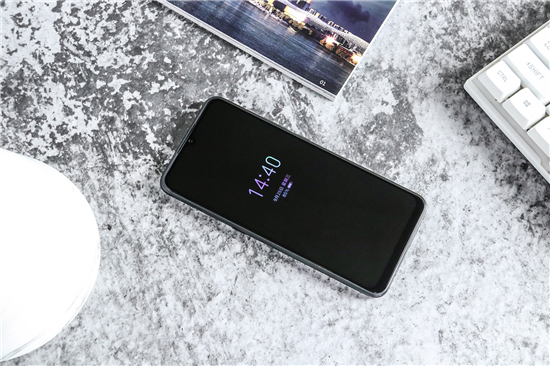 好看與好用可同時(shí)兼顧，vivo Y7s琉璃黑新品開(kāi)售