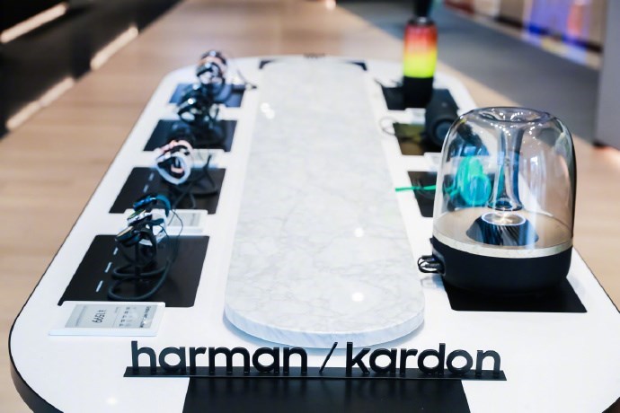 三星中國區(qū)最大新形象旗艦店18號(hào)開業(yè)，位于上海南京東路