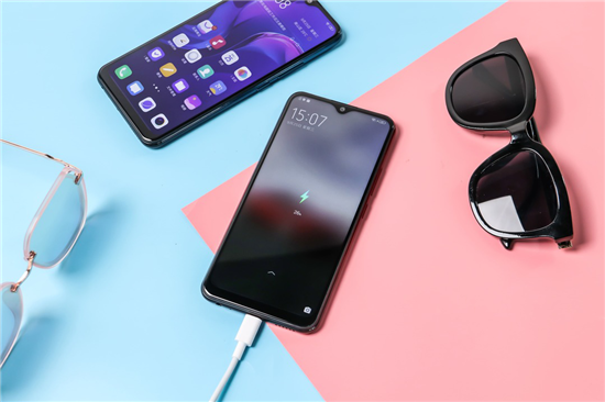 讓美更深邃！閃充強續(xù)航vivo Y3 4GB+64GB版新配色正式開售