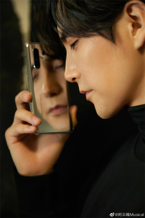 2020時(shí)尚出街必備？眾多明星曬vivo X30系列aw聯(lián)名限定版手機(jī)