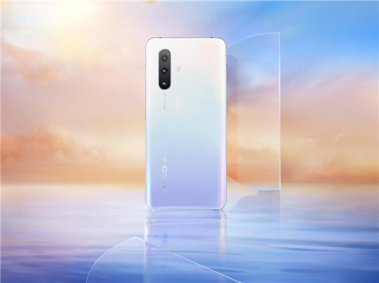 vivo X30新配色虹影美圖來(lái)襲，把雨水洗過的天空鎖進(jìn)手機(jī)背殼里