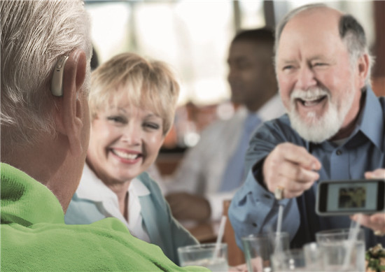 聽(tīng)障人士的福音|峰力奧笛·天朗助聽(tīng)器讓耳朵“聲”臨其境