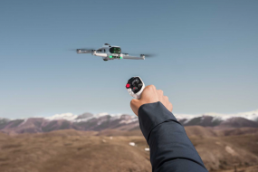 影石發(fā)布首款無人機(jī)對(duì)標(biāo)大疆：品牌忙打架，供應(yīng)商選邊站